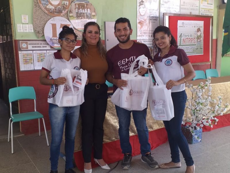 Profa. Fernanda Carneiro e alunos da Escola Estadual Maria Celeste de Azevedo Porto (Trairi)