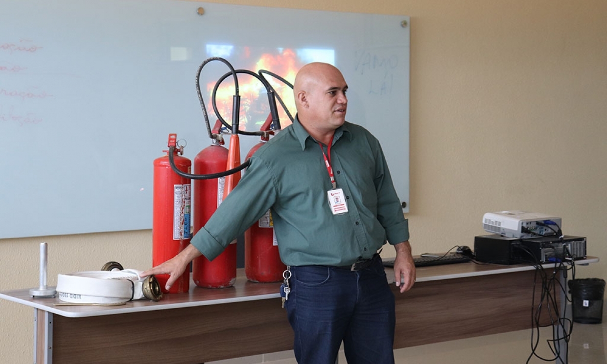 Colaboradores da FNTI participam de treinamento da brigada de incêndio