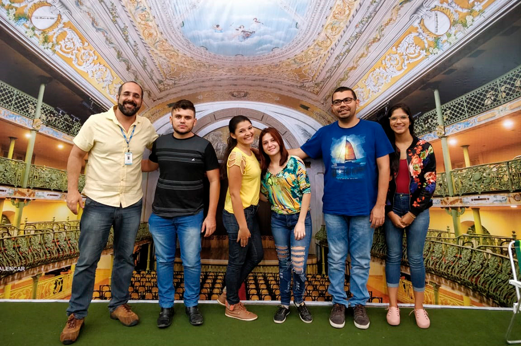 Busca por conhecimento: Acadêmicos da FNTI visitam a Bienal do Livro